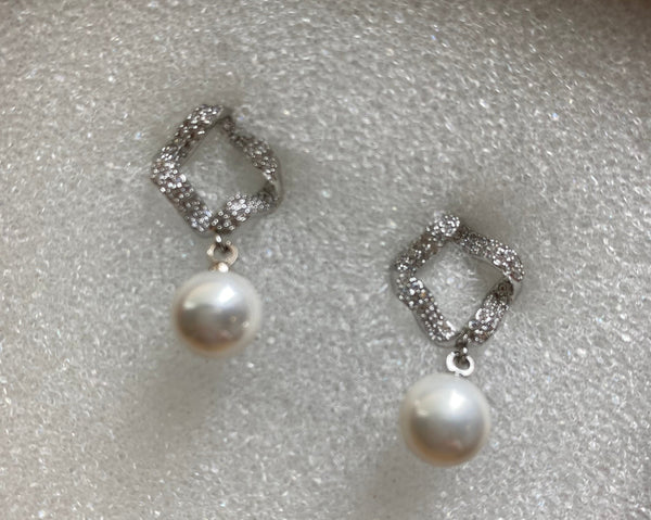 Dianna Pearl Drop Earring