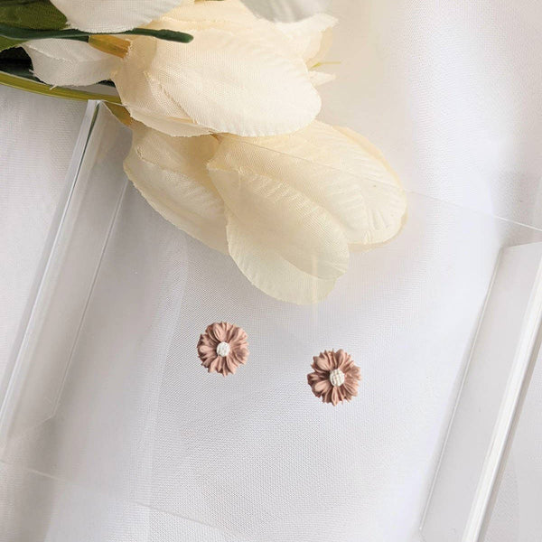 Mini Daisy Clay Stud Earrings- Light Mauve