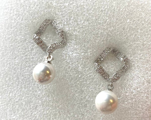 Dianna Pearl Drop Earring