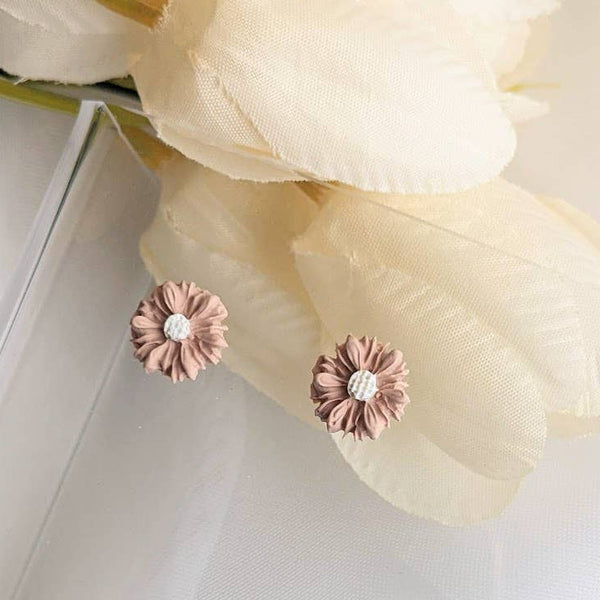 Mini Daisy Clay Stud Earrings- Light Mauve