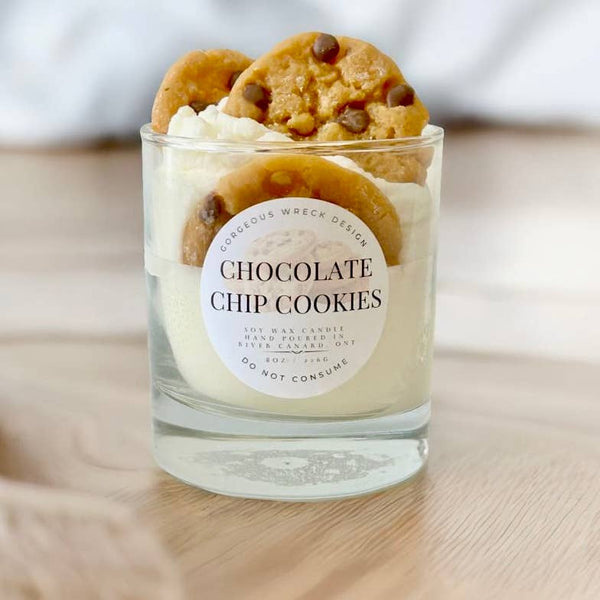 Candle in a glass jar with chocolate chip cookies on top, labeled 'Chocolate Chip Cookies'.